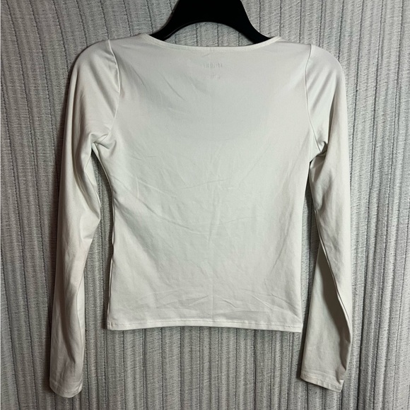 Hollister Women's White Long Sleeve Tee - Picture 3 of 4